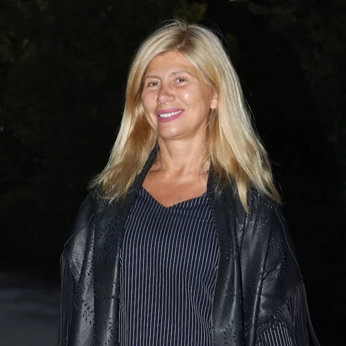 Ζήνα Κουτσελίνη | Επέλεξε πανωφόρι σε χρώμα που "μυρίζει" άνοιξη