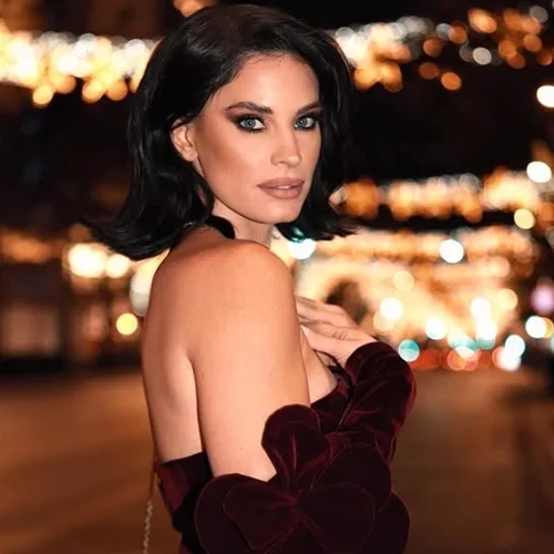 Η Χριστίνα Μπόμπα με το ίδιο καλσόν με την Kendall Jenner | Πώς το φόρεσε;