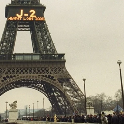 O Πύργος του Άιφελ φωτίζεται στα χρώματα της Ουκρανίας