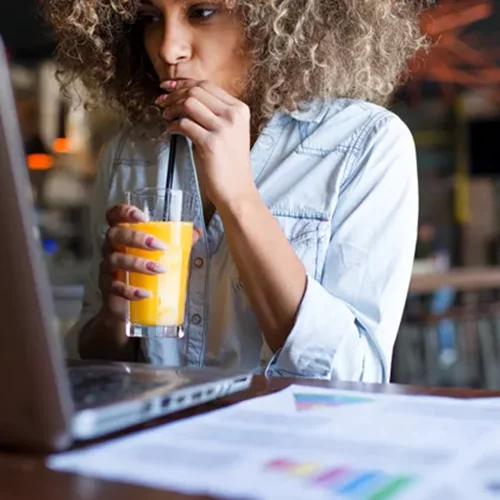 Σνακ "αντιγήρανσης": 6 συνταγές που θα σε κάνουν να "λάμπεις" από υγεία