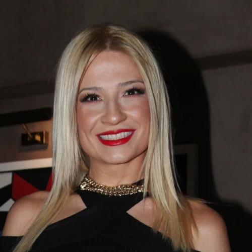 Η Φαίη Σκορδά μας δείχνει πως θα φορέσουμε το λευκό φέτος το καλοκαίρι