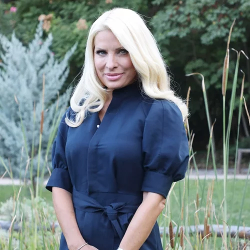 Η Ελένη Μενεγάκη έκανε πρεμιέρα με ένα φόρεμα που δεν πρέπει να λείπει από καμία γκαρνταρόμπα