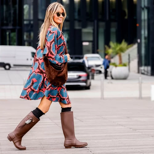 Μπορντό, ίσιες και από καουτσούκ | Μόλις βρήκαμε τις πιο ωραίες μπότες του φθινοπώρου στην Stradivarius