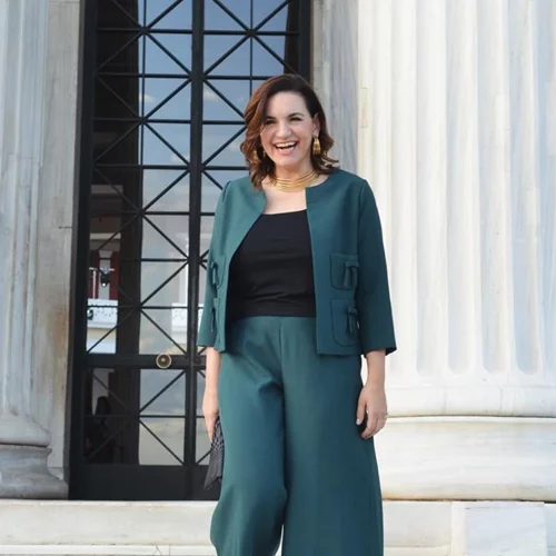 Η Όλγα Κεφαλογιάννη συνδύασε το κοστούμι της με τα must have παπούτσια της γυναικείας γκαρνταρόμπας