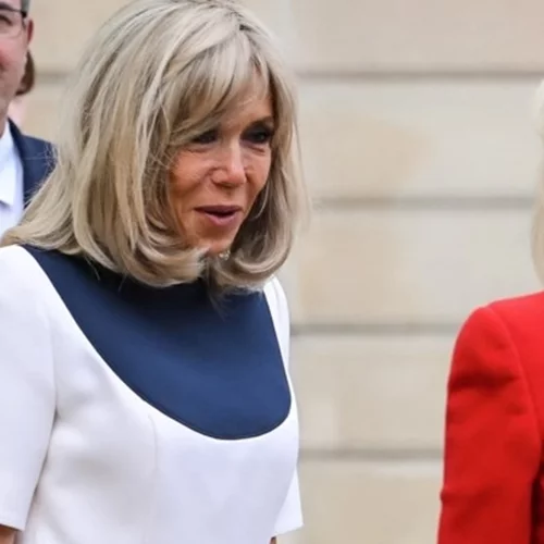 Brigitte Macron | Ανέβασε το navy look σε άλλο επίπεδο - Το κομψό μίντι φόρεμα και οι χρυσές λεπτομέρειες