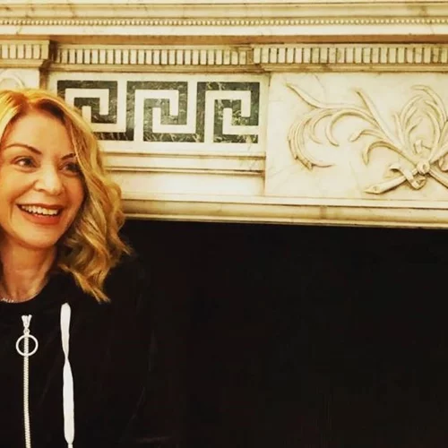 Έλλη Στάη | Κομψή στη βιβλιοθήκη του (high class) σπιτιού της