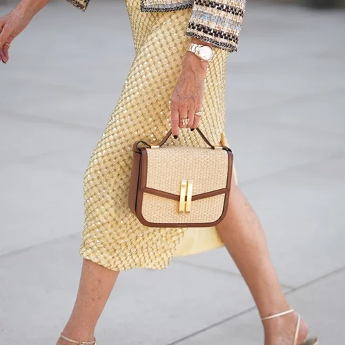 Η τέλεια bucket ψάθινη τσάντα από τη Mango είναι σε έκπτωση | Χωράει τα πάντα μέσα