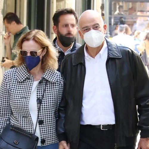 Νίκος Δένδιας | Χέρι-χέρι με τη σύζυγό του, Δάφνη, στο κέντρο της Αθήνας