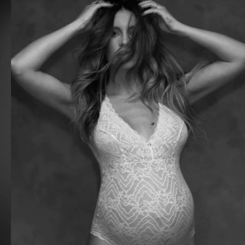 Αθηνά Οικονομάκου | Η φωτογραφία με λευκό body και πολύ φουσκωμένη κοιλίτσα και το δημόσιο μήνυμα