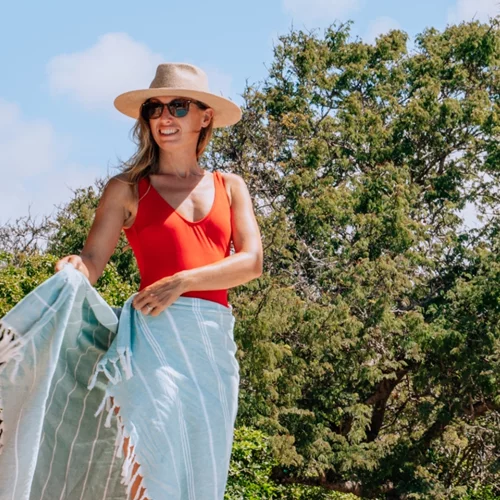 6 μοντέρνοι τρόποι για να φορέσεις το παρεό σου στην παραλία