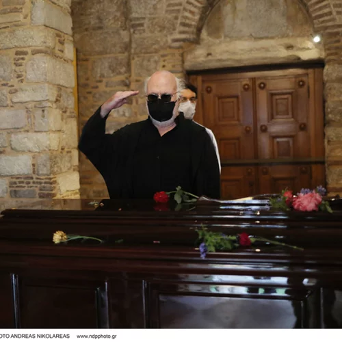 Πού ήταν, τελικά, το λάθος στον τρόπο που ο Διονύσης Σαββόπουλος (απο)χαιρέτησε τον Μίκη Θεοδωράκη;