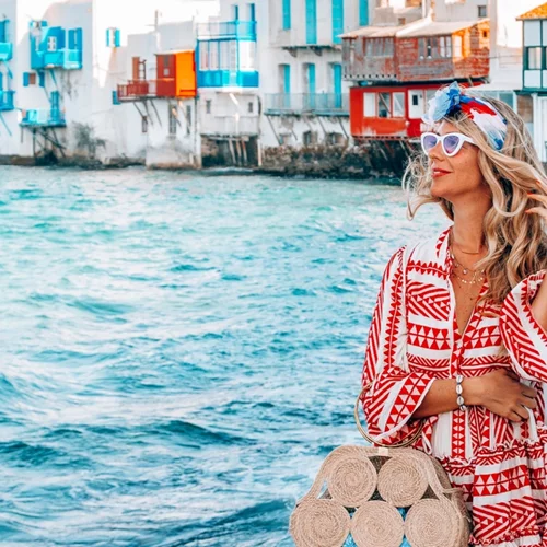 5 στιλιστικές συμβουλές για να δημιουργήσεις τα πιο κομψά looks στις βόλτες σου στα σοκάκια του νησιού