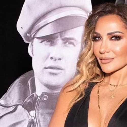 Δέσποινα Βανδή | Σε κρητικό εστιατόριο στη Γλυφάδα - Με μαύρο φόρεμα και high knee μπότες