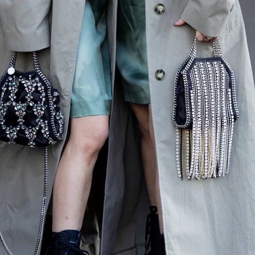 Η βραδινή τσάντα με χάντρες από την Pull & Bear που θα σου θυμίσει το στιλ της μαμάς σου στα 90s