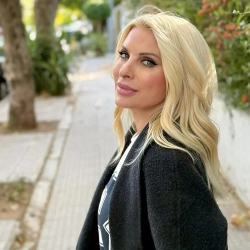 Η Ελένη Μενεγάκη υιοθέτησε το νεανικό χτένισμα που θα είναι και αυτήν την άνοιξη τάση