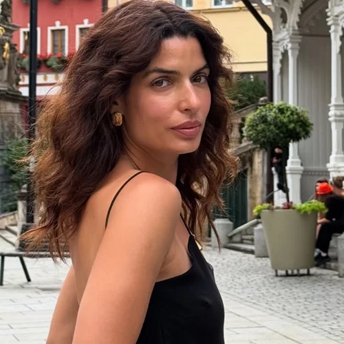 Η Τόνια Σωτηροπούλου με τη φούστα από την Pink Woman που δεν είναι ποτέ out of fashion