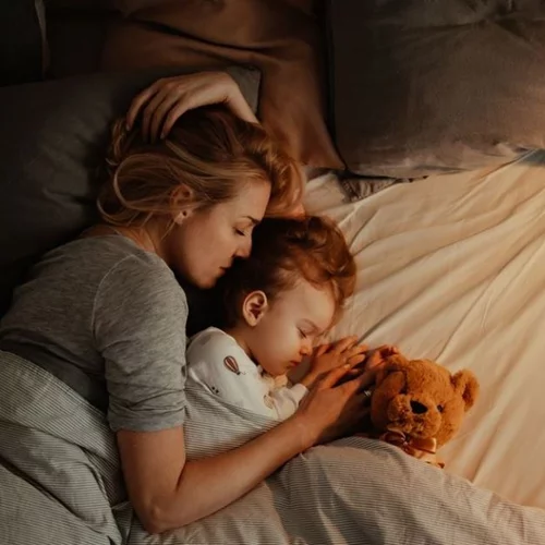 Πρέπει ένα παιδί να κοιμάται με τους γονείς του; Μέχρι ποια ηλικία είναι ωφέλιμο;