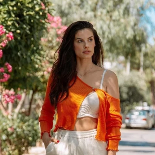 Η Χριστίνα Μπόμπα σου δείχνει πώς να ντυθείς ανεπιτήδευτα σέξι