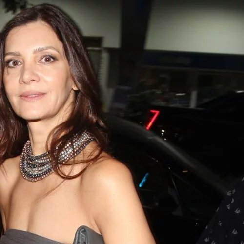 Κατερίνα Λέχου | Με στράπλες ολόσωμη φόρμα στο κέντρο της Αθήνας