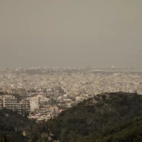 Καιρός | Άνοδος της θερμοκρασίας σήμερα, αλλά με... βροχές και σκόνη