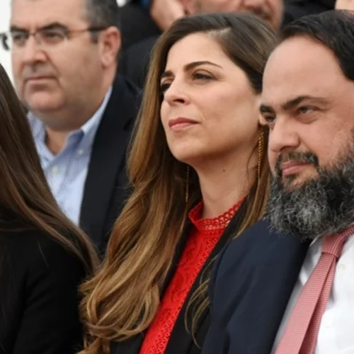 Αθανασία Μαρινάκη | Η σπάνια δημόσια εμφάνιση σε φιλανθρωπική εκδήλωση - Η δερμάτινη φούστα που συνδύασε με σακάκι και γόβες