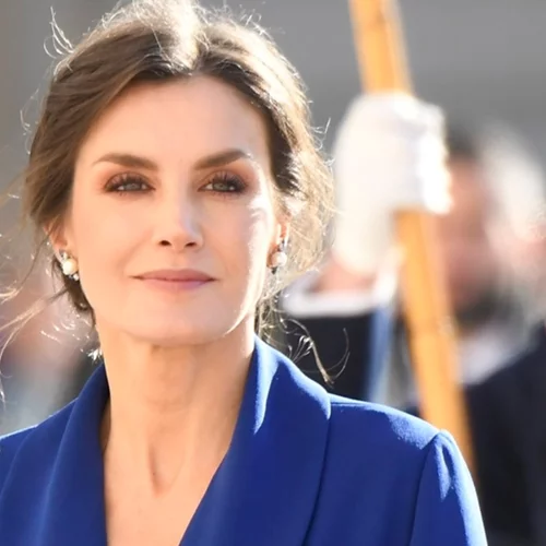 H εμφάνιση της βασίλισσας Letizia με μαύρο φόρεμα που θα θες να αντιγράψεις