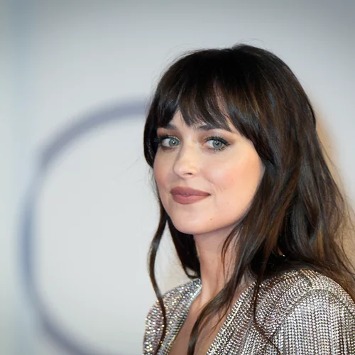 Φάκελος αφέλειες | Οι celebrities που τις υιοθέτησαν και άλλαξαν εντελώς το στιλ τους