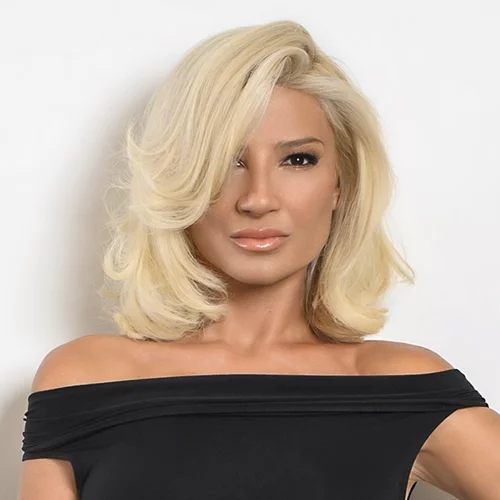 Πιο κομψή από ποτέ | Η Φαίη Σκορδά υιοθέτησε το άκρως κολακευτικό bombshell blond trend