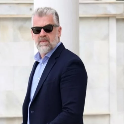 Ο άγνωστος γιος της Άννας Παναγιωτοπούλου συντετριμμένος στην κηδεία της μεγάλης ηθοποιού