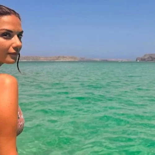 Η Βάσω Λασκαράκη στην αγαπημένη της Κρήτη | Με το μαγιό της και χωρίς ρετούς