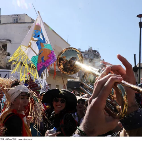 Ο ενθουσιασμός, η σάτιρα και η δημιουργικότητα του πατρινού καρναβαλιού στέλνουν μηνύματα χαράς και αισιοδοξίας