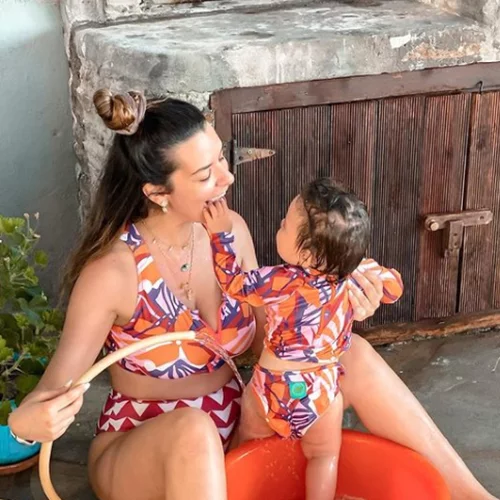 Νικολέττα Ράλλη | Ποζάρει με την ενός έτους κόρη της με matchy matcy μαγιό