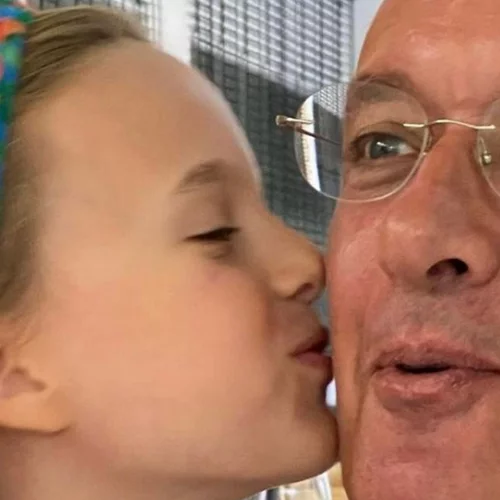 Ο Νίκος Χατζηνικολάου μάς δείχνει την κατάξανθη κόρη του, Εύα, και λιώνει από υπερηφάνεια