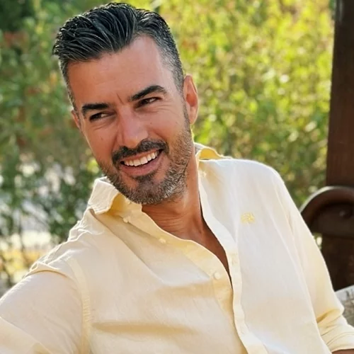 Ο Γιάννης Τσιμιτσέλης με την κόρη του, Εύα | Βλέπουμε το πρόσωπό της