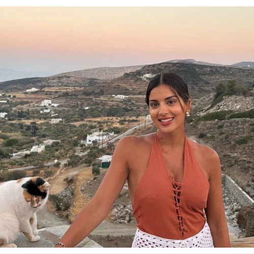 Η Σταματίνα Τσιμτσιλή με denim και leather look ετοιμάζεται για την έναρξη της τηλεοπτικής σεζόν