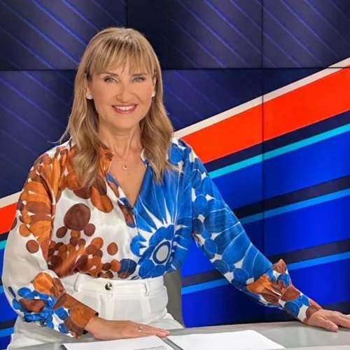 Μάρα Ζαχαρέα | Mε τις φίλες της στο σαλόνι του σπιτιού της - Τα βαριά ξύλινα έπιπλα και η κλασική διακόσμηση