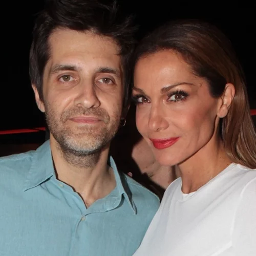 Με καρέ μαλλιά και baby blue φόρεμα | Η Δέσποινα Βανδή στον γάμο του Φοίβου το 1999