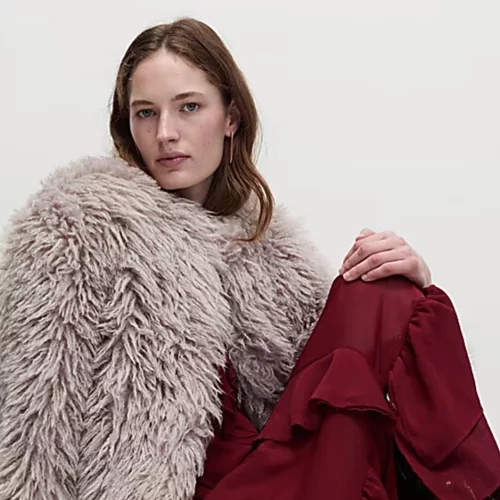 Midi, ριχτό, μπορντό | Αυτό το φόρεμα από τη Marks & Spencer είναι η πιο θηλυκή και άνετη επιλογή για το ρεβεγιόν