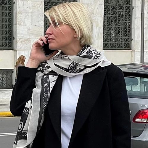 Σία Κοσιώνη | Η εμφάνιση με το αξεσουάρ που εμπιστεύονται περισσότερο οι Γαλλίδες