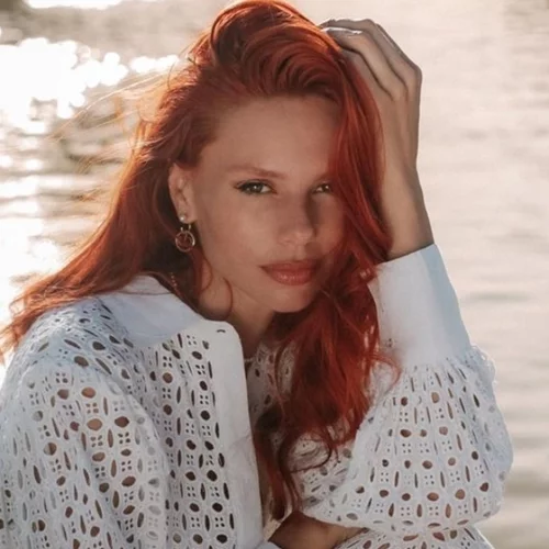 Πώς θα φορέσεις το τζιν παντελόνι σαν σύγχρονη Παριζιάνα; Η Έβελυν Καζαντζόγλου δείχνει τον τρόπο