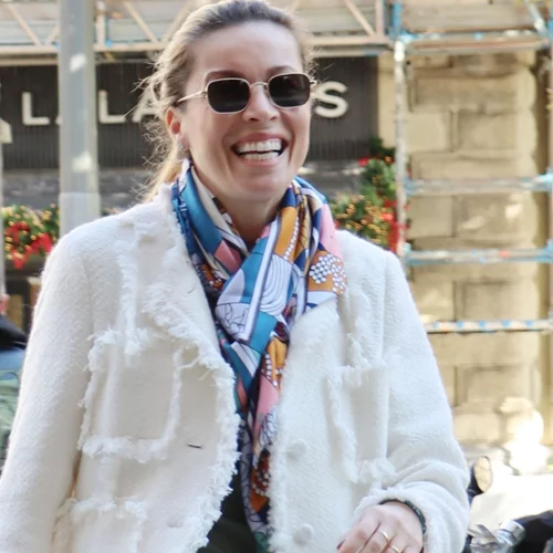 Η Μαριέττα Χρουσαλά φόρεσε το tweed πανωφόρι της Mango που απογειώνει κάθε χειμερινό look