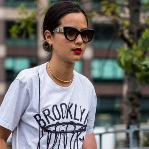 10 flat ζευγάρια παπούτσια που ταιριάζουν τέλεια με τα τζιν παντελόνια σου