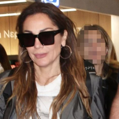 Δέσποινα Βανδή | Αμακιγιάριστη στο αεροδρόμιο - Ολοκληρώθηκε η περιοδεία της στις ΗΠΑ