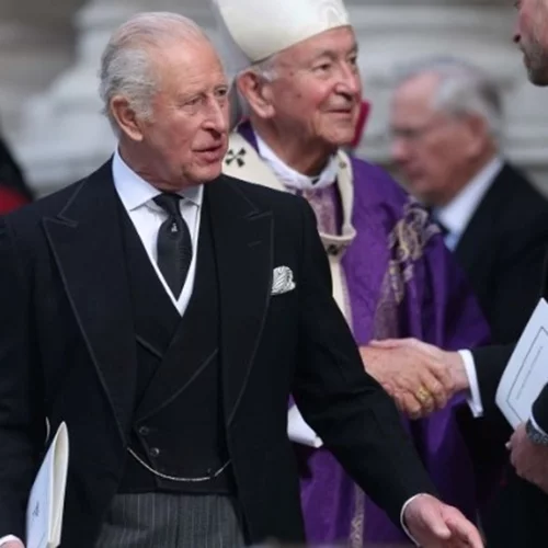 Ο βασιλιάς Κάρολος έγινε ο πρώτος βρετανός μονάρχης εδώ και τέσσερις αιώνες που παρέστη σε Καθολική κηδεία