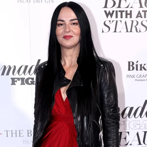 Beauty Stars by Madame Figaro | Η Ζενεβιέβ φόρεσε ένα σατέν φόρεμα με τον πιο stylish τρόπο για την περίσταση