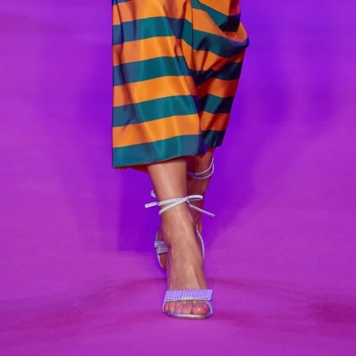 10 πέδιλα με τετράγωνο τακούνι που συνδυάζουν άνεση και κομψότητα