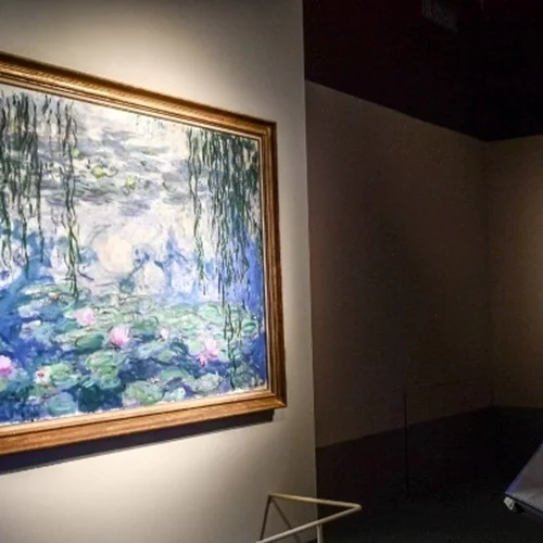 Σουηδία | Δικαστήριο αθώωσε ακτιβίστριες που είχαν ρίξει μπογιά σε έναν πίνακα του Μονέ