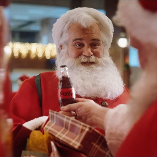 Αυτά τα Χριστούγεννα η Coca-Cola μας καλεί όλους να ανακαλύψουμε τον Αϊ-Βασίλη που κρύβουμε μέσα μας