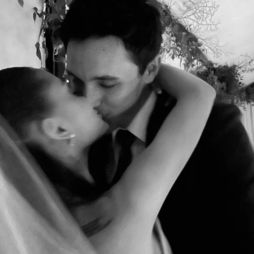 Η Ariana Grande ανέβασε τις πρώτες φωτογραφίες από το γάμο της