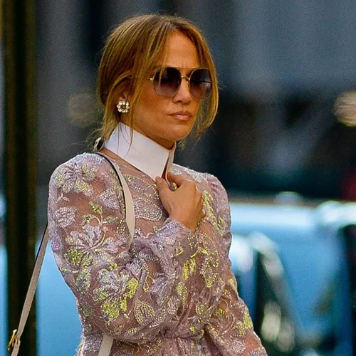 Η Jennifer Lopez υιοθέτησε μια ιδιαίτερη εκδοχή του κλασικού γαλλικού μανικιούρ που πρέπει να δεις (και να υιοθετήσεις)